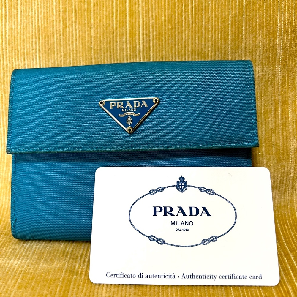 PRADA AUTHENTICATED VINTAGE NYLON & LEATHER BIFOLD WALLET. UGC.